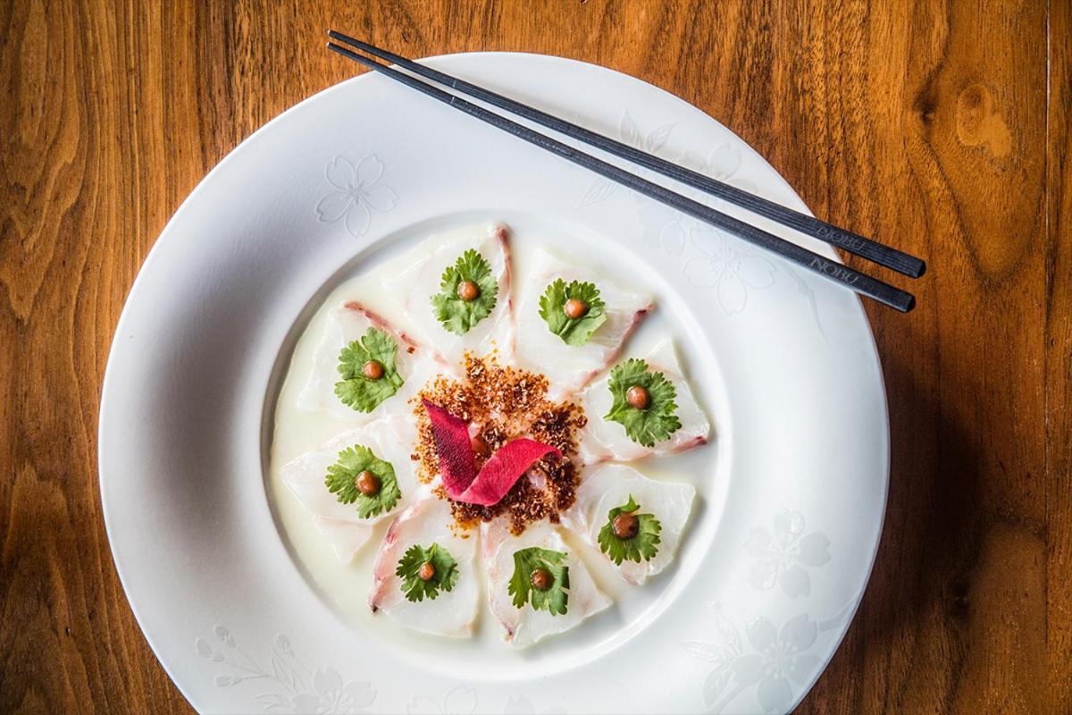 فندق Crown Towers سيدني المظهر الخارجي الصورة A plate of fish sashimi